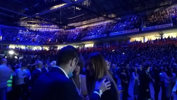 ЈА ТЕ ВОЛИМ СРБИЈО: Сјајна сцена са свечане академије СНС, орило се Ареном (ВИДЕО) ЈА ТЕ ВОЛИМ СРБИЈО: Сјајна сцена са свечане академије СНС, орило се Ареном (ВИДЕО)