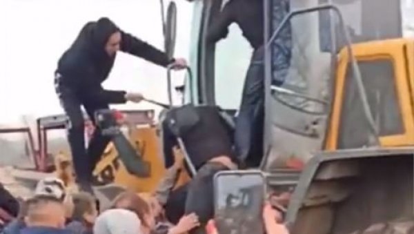 НАПАДНУТ РАДНИК ТОКОМ ОПОЗИЦИОНЕ БЛОКАДЕ: Страшан снимак из Шапца, човека вукли и давили (ВИДЕО) НАПАДНУТ РАДНИК ТОКОМ ОПОЗИЦИОНЕ БЛОКАДЕ: Страшан снимак из Шапца, човека вукли и давили (ВИДЕО)