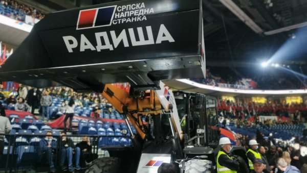 БАГЕР НА СКУПУ СНС: Ево због чега је Радиша у Арени (ФОТО) БАГЕР НА СКУПУ СНС: Ево због чега је Радиша у Арени (ФОТО)