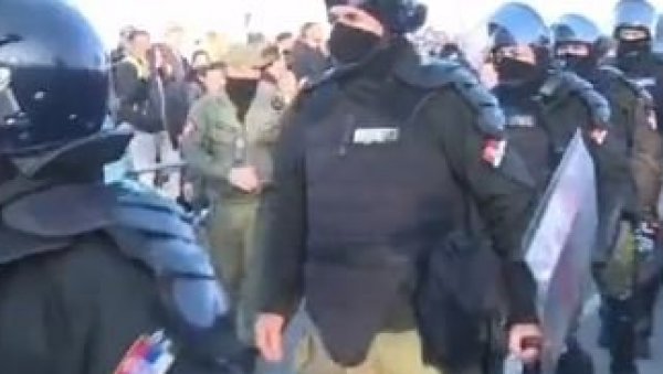 ОВАКО СЕ ПОЛИЦИЈА ОПХОДИ ПРЕМА ДЕМОНСТРАНТИМА НА ЗАПАДУ: У Америци сузавац, у Француској гумени меци и шок бомбе! (ВИДЕО) ОВАКО СЕ ПОЛИЦИЈА ОПХОДИ ПРЕМА ДЕМОНСТРАНТИМА НА ЗАПАДУ: У Америци сузавац, у Француској гумени меци и шок бомбе! (ВИДЕО)