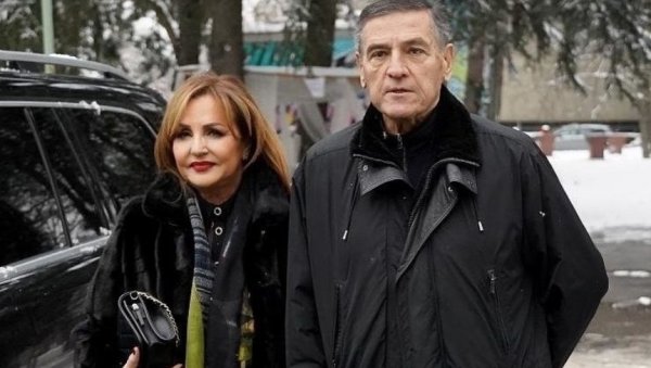 МОЈ МУЖ ЈЕСТЕ ШВАЛЕР, НЕ ЉУТИМ СЕ: Супруга Милутина Мркоњића знала да политичар љуби друге, била у добрим односима и са Аном Бекутом МОЈ МУЖ ЈЕСТЕ ШВАЛЕР, НЕ ЉУТИМ СЕ: Супруга Милутина Мркоњића знала да политичар љуби друге, била у добрим односима и са Аном Бекутом