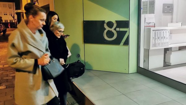 МАЈКА АНЕ БЕКУТЕ СТИГЛА НА ВРАЧАР: Сва у црнини ушетала у зграду, и претходних дана била уз певачицу МАЈКА АНЕ БЕКУТЕ СТИГЛА НА ВРАЧАР: Сва у црнини ушетала у зграду, и претходних дана била уз певачицу