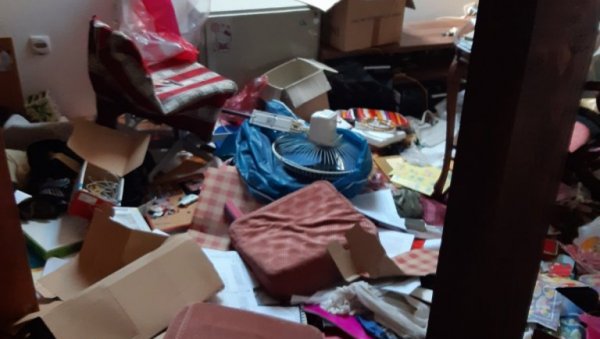 УКРАДЕНЕ СТВАРИ ПРОДАЈУ НА КАЛЕНИЋ ПИЈАЦИ: Опљачкани станови напуштене зграде у Видовданској улици, станари шокирани призором УКРАДЕНЕ СТВАРИ ПРОДАЈУ НА КАЛЕНИЋ ПИЈАЦИ: Опљачкани станови напуштене зграде у Видовданској улици, станари шокирани призором