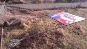 ПОРУШЕНИ БИЛБОРДИ ДЕМОКРАТА: Дивљање на подручју Петњице недељу дана пред локалне изборе (ФОТО)