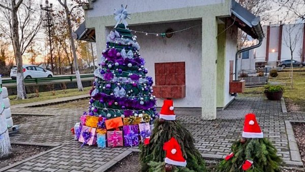 НОВОГОДИШЊИ УКРАСИ У НОВОМ ИТЕБЕЈУ: Малишани се радују предстојећим празницима (ФОТО) НОВОГОДИШЊИ УКРАСИ У НОВОМ ИТЕБЕЈУ: Малишани се радују предстојећим празницима (ФОТО)
