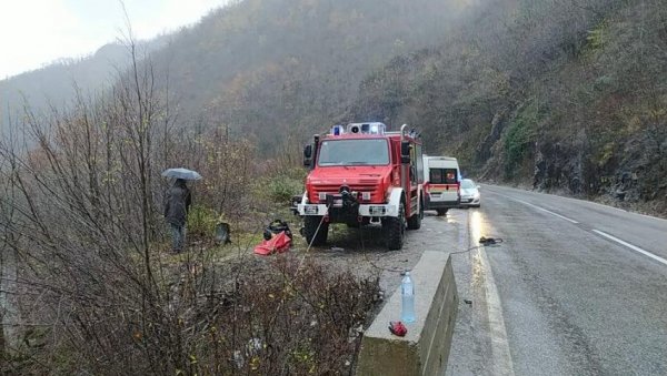 САХРАЊЕНА ЖЕНА КОЈА ЈЕ ПОГИНУЛА У КАЊОНУ МОРАЧЕ: Син и супруг и даље у болници након стравичне несреће САХРАЊЕНА ЖЕНА КОЈА ЈЕ ПОГИНУЛА У КАЊОНУ МОРАЧЕ: Син и супруг и даље у болници након стравичне несреће