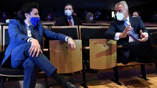 АМЕРИЧКИ ПЛАН ЗА ЦРНУ ГОРУ Из УРЕ поручују: Нови премијер могао би бити Албанац? АМЕРИЧКИ ПЛАН ЗА ЦРНУ ГОРУ Из УРЕ поручују: Нови премијер могао би бити Албанац?