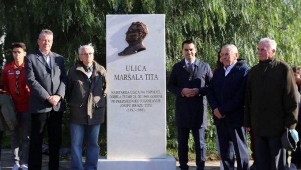 СПОМЕН ПЛОЧА У УЛИЦИ МАРШАЛА ТИТА: Барани негују сећања на великог државника СПОМЕН ПЛОЧА У УЛИЦИ МАРШАЛА ТИТА: Барани негују сећања на великог државника