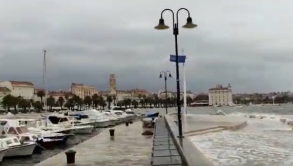 ОЛУЈА У ДАЛМАЦИЈИ: Јак ветар створио високе таласе, у Горском котару снег (ВИДЕО) ОЛУЈА У ДАЛМАЦИЈИ: Јак ветар створио високе таласе, у Горском котару снег (ВИДЕО)