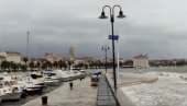 ОЛУЈА У ДАЛМАЦИЈИ: Јак ветар створио високе таласе, у Горском котару снег (ВИДЕО) ОЛУЈА У ДАЛМАЦИЈИ: Јак ветар створио високе таласе, у Горском котару снег (ВИДЕО)
