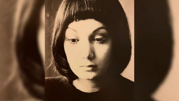 ПРЕПОЗНАЈЕТЕ ЛИ ПЕВАЧИЦУ СА СЛИКЕ? Поделила успомену из младости, а на сцени је више од пет деценија (ФОТО) ПРЕПОЗНАЈЕТЕ ЛИ ПЕВАЧИЦУ СА СЛИКЕ? Поделила успомену из младости, а на сцени је више од пет деценија (ФОТО)