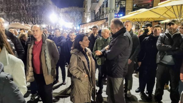 ОКУПИЛО СЕ МАЊЕ ОД ДВЕ ХИЉАДЕ ЉУДИ: Политички скуп у центру Београда под палицом Драгана Ђиласа (ФОТО) ОКУПИЛО СЕ МАЊЕ ОД ДВЕ ХИЉАДЕ ЉУДИ: Политички скуп у центру Београда под палицом Драгана Ђиласа (ФОТО)