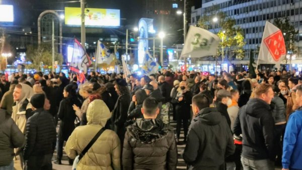 ВУЧИЋ О ПРОТЕСТИМА И ПАНИЦИ У ОПОЗИЦИЈИ: Они се боре да преузму примат, само немојте преко народне грбаче ВУЧИЋ О ПРОТЕСТИМА И ПАНИЦИ У ОПОЗИЦИЈИ: Они се боре да преузму примат, само немојте преко народне грбаче