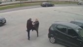 И ОВО ЈЕ НАСИЉЕ: Инцидент на сарајевском паркингу – жена претукла мушкарца (ВИДЕО) И ОВО ЈЕ НАСИЉЕ: Инцидент на сарајевском паркингу – жена претукла мушкарца (ВИДЕО)
