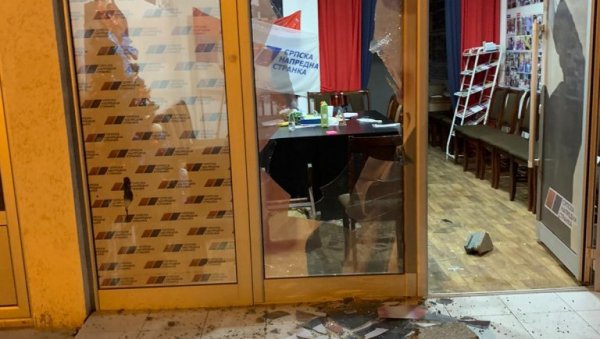 НАПАДНУТЕ ПРОСТОРИЈЕ СНС НА НОВОМ БЕОГРАДУ: Повереник Марушић - Још једна провокација Ђиласових и Јеремићевих ескадрона НАПАДНУТЕ ПРОСТОРИЈЕ СНС НА НОВОМ БЕОГРАДУ: Повереник Марушић - Још једна провокација Ђиласових и Јеремићевих ескадрона