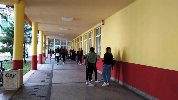 БОЉИ УСЛОВИ У ЕКОНОМСКОЈ: У Параћину школа потпуно уређена захваљујући државним средствима БОЉИ УСЛОВИ У ЕКОНОМСКОЈ: У Параћину школа потпуно уређена захваљујући државним средствима