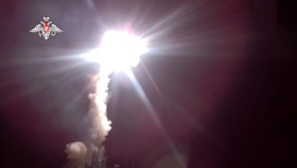 РУСИЈА ИСПАЛИЛА САЛВУ ЦИРКОНА : Успешно изведено плотунско лансирање хиперсоничних ракета (ВИДЕО) РУСИЈА ИСПАЛИЛА САЛВУ ЦИРКОНА : Успешно изведено плотунско лансирање хиперсоничних ракета (ВИДЕО)