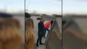 СРАМНО: Зеленовићев адвокат гађао службени аутомобил током блокаде у Шапцу СРАМНО: Зеленовићев адвокат гађао службени аутомобил током блокаде у Шапцу