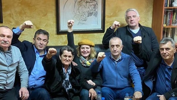 РАТКА СЕ БРАНИЛА ОД ТОРТУРЕ: На суђењу мајци Милана Кнежевића се нису појавили полицајци који су поднели тужбу против ње РАТКА СЕ БРАНИЛА ОД ТОРТУРЕ: На суђењу мајци Милана Кнежевића се нису појавили полицајци који су поднели тужбу против ње