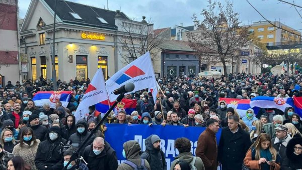 ХИЉАДЕ ЉУДИ У ШАПЦУ: Протест против пребијања багеристе (ФОТО/ВИДЕО) ХИЉАДЕ ЉУДИ У ШАПЦУ: Протест против пребијања багеристе (ФОТО/ВИДЕО)