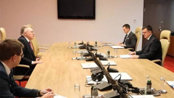 ТЕГЕЛТИЈА СЕ САСТАО СА КАЛАБУХОВОМ: Русија један од најважнијих спољнополитичких партнера БиХ ТЕГЕЛТИЈА СЕ САСТАО СА КАЛАБУХОВОМ: Русија један од најважнијих спољнополитичких партнера БиХ