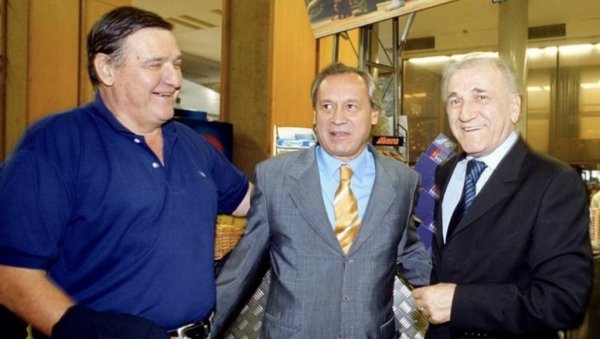 СЕЋАЊА НА ВРЕМЕНА КОЈИХ НЕМА ВИШЕ: Дружење Милорада Вучелића, Бате Живојиновића и Милутина Мркоњића СЕЋАЊА НА ВРЕМЕНА КОЈИХ НЕМА ВИШЕ: Дружење Милорада Вучелића, Бате Живојиновића и Милутина Мркоњића