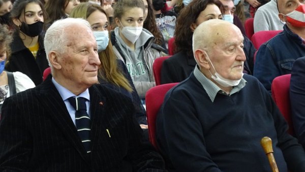 МАТИЈА И БЕЛИ НА СВЕЧАНОСТИ: Бећковић славио рођендан у Ваљеву МАТИЈА И БЕЛИ НА СВЕЧАНОСТИ: Бећковић славио рођендан у Ваљеву