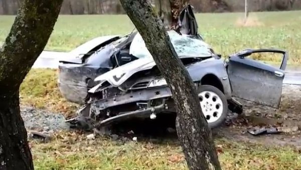 БИЛА ЈЕ У ДРУГОМ СТАЊУ: Саобраћајна несрећа у Хрватској, страдала жена - девојчица од четири године остала без мајке (ВИДЕО) БИЛА ЈЕ У ДРУГОМ СТАЊУ: Саобраћајна несрећа у Хрватској, страдала жена - девојчица од четири године остала без мајке (ВИДЕО)