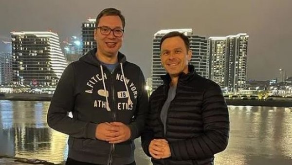 ВУЧИЋ И МАЛИ У НОЋНОЈ ШЕТЊИ: Право на то нам још нису укинули, живела слободна Србија (ФОТО) ВУЧИЋ И МАЛИ У НОЋНОЈ ШЕТЊИ: Право на то нам још нису укинули, живела слободна Србија (ФОТО)