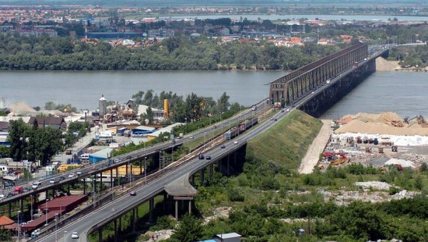 ОБУСТАВЉЕН САОБРАЋАЈ НА ПАНЧЕВЦУ: Тешка саобраћајна несрећа на мосту (ФОТО)