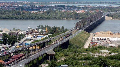 OBUSTAVLJEN SAOBRAĆAJ NA PANČEVCU: Teška saobraćajna nesreća na mostu (FOTO) OBUSTAVLJEN SAOBRAĆAJ NA PANČEVCU: Teška saobraćajna nesreća na mostu (FOTO)