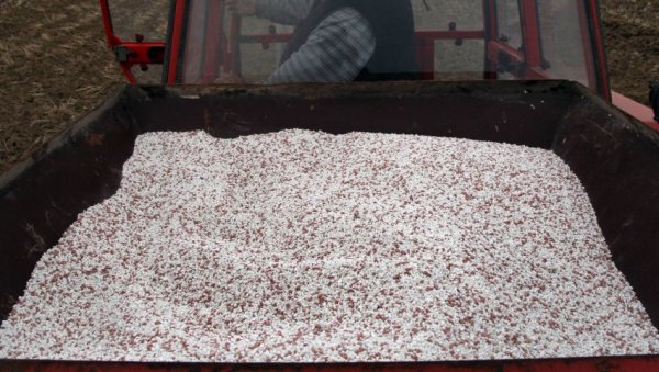ИЗ РУСИЈЕ СТИЖЕ 100.000 ТОНА ЂУБРИВА: Удружења пољопривредника задовољна после разговора са ресорним министром ИЗ РУСИЈЕ СТИЖЕ 100.000 ТОНА ЂУБРИВА: Удружења пољопривредника задовољна после разговора са ресорним министром