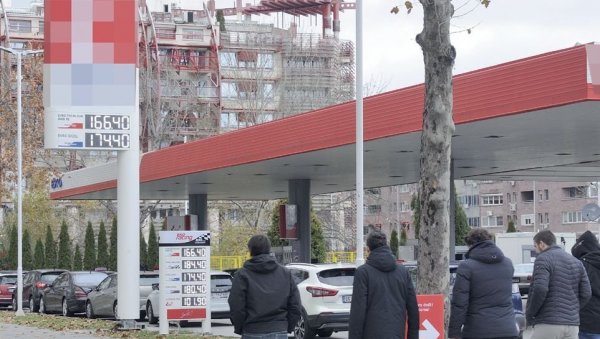 ГОРИВО ЈЕФТИНИЈЕ ЗА ТРИ НЕДЕЉЕ? Нафта на берзама у петак забележила драстичан пад, али је у понедељак поскупела ГОРИВО ЈЕФТИНИЈЕ ЗА ТРИ НЕДЕЉЕ? Нафта на берзама у петак забележила драстичан пад, али је у понедељак поскупела