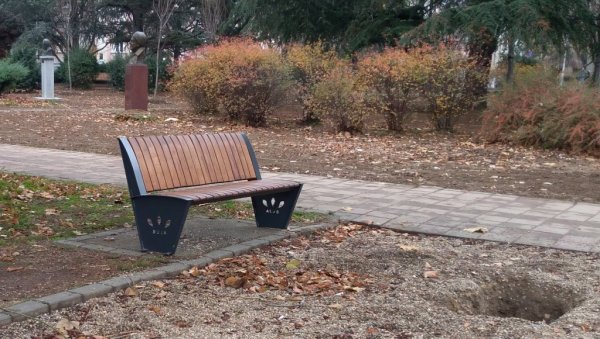 РЕКОНСТРУКЦИЈА СУНЧАНОГ ПАРКА: Постављене нове клупе за одмор РЕКОНСТРУКЦИЈА СУНЧАНОГ ПАРКА: Постављене нове клупе за одмор