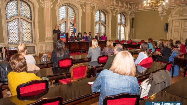 ДА ЖЕНЕ БУДУ СНАЖНИЈЕ И ОДЛУЧНИЈЕ: Одржан округли сто у Градској кући у Зрењанину (ФОТО) ДА ЖЕНЕ БУДУ СНАЖНИЈЕ И ОДЛУЧНИЈЕ: Одржан округли сто у Градској кући у Зрењанину (ФОТО)