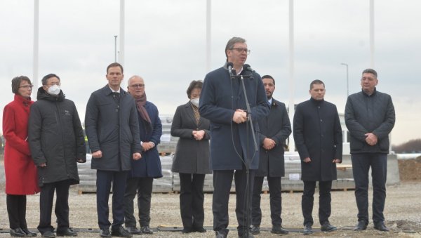 НИЧЕГА СЕ НЕ ПЛАШИМ Вучић поручио: Улици никада нећу да подилазим НИЧЕГА СЕ НЕ ПЛАШИМ Вучић поручио: Улици никада нећу да подилазим