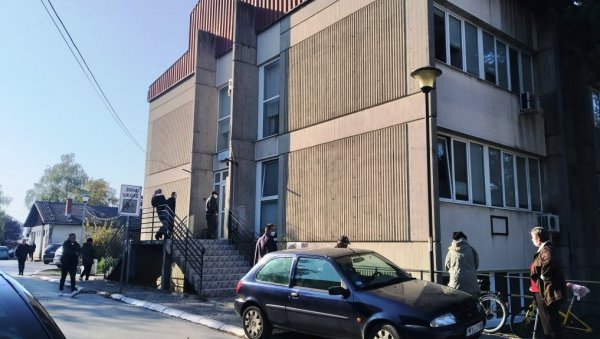 ОПЕТ ДВОЦИФРЕНЕ БРОЈКЕ У ПАРАЋИНУ: У понедељак 15 ковид- позитивних, међу њима петоро ђака ОПЕТ ДВОЦИФРЕНЕ БРОЈКЕ У ПАРАЋИНУ: У понедељак 15 ковид- позитивних, међу њима петоро ђака
