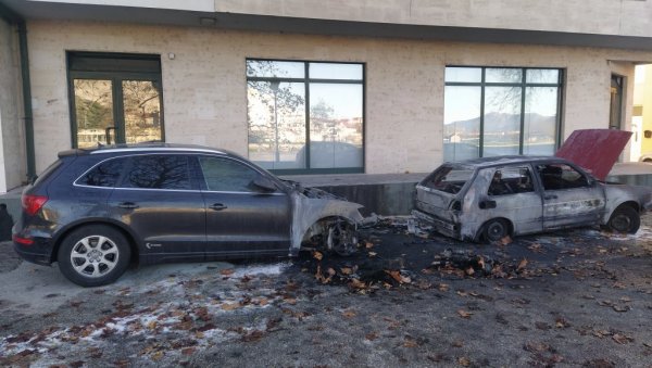 ЗАПАЉЕН АУДИ ПОЛИЦАЈЦУ У ТРЕБИЊУ: Ватра захватила још један аутомобил ЗАПАЉЕН АУДИ ПОЛИЦАЈЦУ У ТРЕБИЊУ: Ватра захватила још један аутомобил