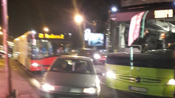 ХАОС У БУЛЕВАРУ ДЕСПОТА СТЕФАНА: Огромна гужва због судара аутомобила и аутобуса (ФОТО) ХАОС У БУЛЕВАРУ ДЕСПОТА СТЕФАНА: Огромна гужва због судара аутомобила и аутобуса (ФОТО)