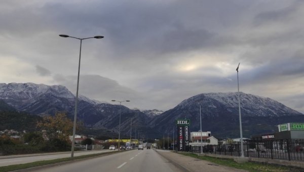 ЗИМА СТИГЛА НА ЦРНОГОРСКО ПРИМОРЈЕ ПРЕ КАЛЕНДАРА: Море дигло таласе висине неколико метара (ВИДЕО) ЗИМА СТИГЛА НА ЦРНОГОРСКО ПРИМОРЈЕ ПРЕ КАЛЕНДАРА: Море дигло таласе висине неколико метара (ВИДЕО)