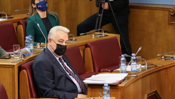 КРИВОКАПИЋЕВА ВЛАДА ВЕЋ ПАЛА? У скупштини 42 посланика само чекају знак КРИВОКАПИЋЕВА ВЛАДА ВЕЋ ПАЛА? У скупштини 42 посланика само чекају знак