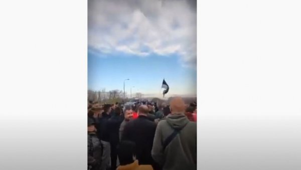 ПРОЦУРИО СНИМАК: Зеленовићеви били спремни за тучу, имали мотке (ВИДЕО) ПРОЦУРИО СНИМАК: Зеленовићеви били спремни за тучу, имали мотке (ВИДЕО)