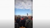 ПРОЦУРИО СНИМАК: Зеленовићеви били спремни за тучу, имали мотке (ВИДЕО) ПРОЦУРИО СНИМАК: Зеленовићеви били спремни за тучу, имали мотке (ВИДЕО)