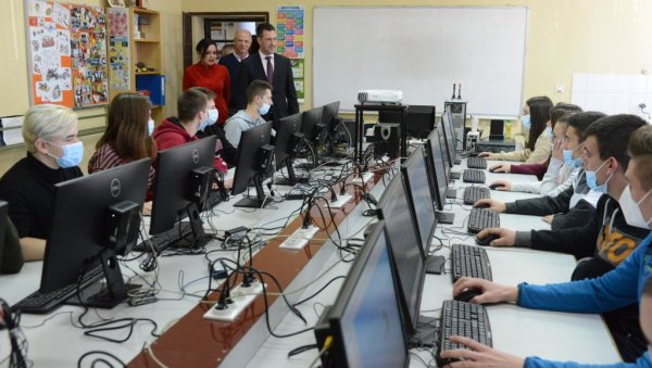 РАЧУНАРИ ЗА 15 ШКОЛА: Донација Министарсва просвете краљевачким образовним установама РАЧУНАРИ ЗА 15 ШКОЛА: Донација Министарсва просвете краљевачким образовним установама