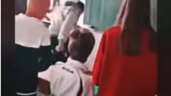 ИЗРЕЧЕНЕ КАЗНЕ ЗА ВРШЊАЧКО НАСИЉЕ У НЕВЕСИЊУ: Након снимка који је узнемирио јавност, ученицима дисциплинске мере ИЗРЕЧЕНЕ КАЗНЕ ЗА ВРШЊАЧКО НАСИЉЕ У НЕВЕСИЊУ: Након снимка који је узнемирио јавност, ученицима дисциплинске мере