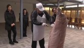 САМ СВОЈ МЕСАР: Драган Марковић организовао свињокољ