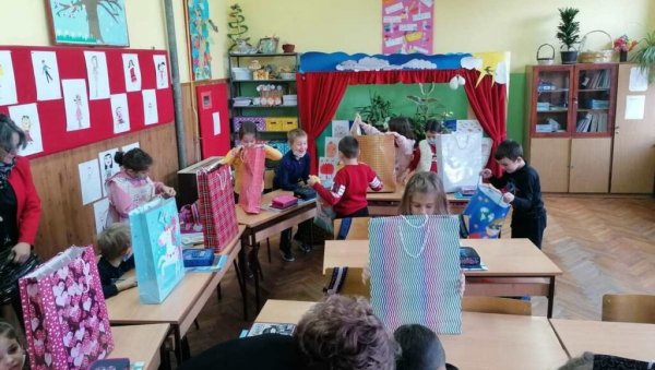 ДАР ЗА ПРВАКЕ: Даме из удружења Наш осмех традиционално наградиле најмлађе у Сечњу ДАР ЗА ПРВАКЕ: Даме из удружења Наш осмех традиционално наградиле најмлађе у Сечњу