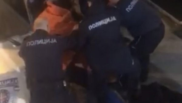 БАЦИО СЕ У САВУ СА БРАНКОВОГ МОСТА: Брзом интервенцијом Речне полиције човеку спасен живот БАЦИО СЕ У САВУ СА БРАНКОВОГ МОСТА: Брзом интервенцијом Речне полиције човеку спасен живот