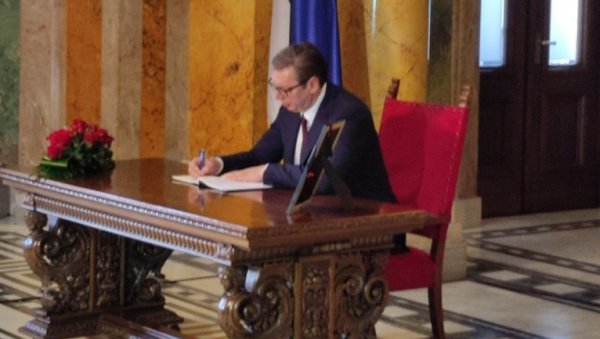 СРБИЈА ТИ ЈЕ УВЕК БИЛА ПРЕ СВЕГА Председник уписао дирљиве речи о Мркоњићу у књигу жалости СРБИЈА ТИ ЈЕ УВЕК БИЛА ПРЕ СВЕГА Председник уписао дирљиве речи о Мркоњићу у књигу жалости