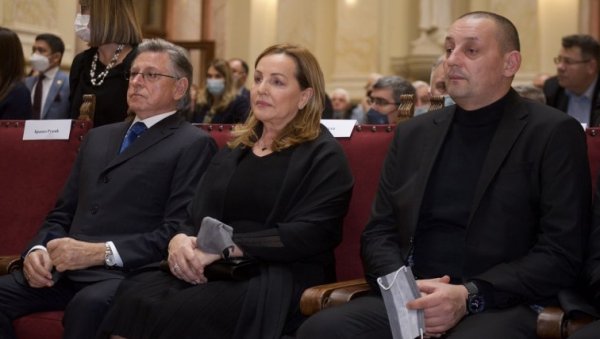 АНА БЕКУТА СЕ ПОВЛАЧИ ИЗ ЈАВНОСТИ Певачица издала саопштење након Мркине сахране: Отказујем све наступе и емисије АНА БЕКУТА СЕ ПОВЛАЧИ ИЗ ЈАВНОСТИ Певачица издала саопштење након Мркине сахране: Отказујем све наступе и емисије